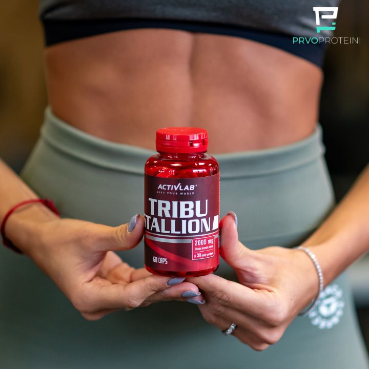 Devojka u rukama ispred sebe drži Tribu Stallion Activlab kapsule.